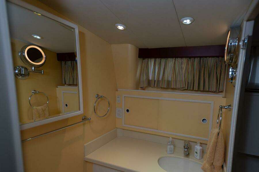 1969 Derecktor Hunt Motor Yacht