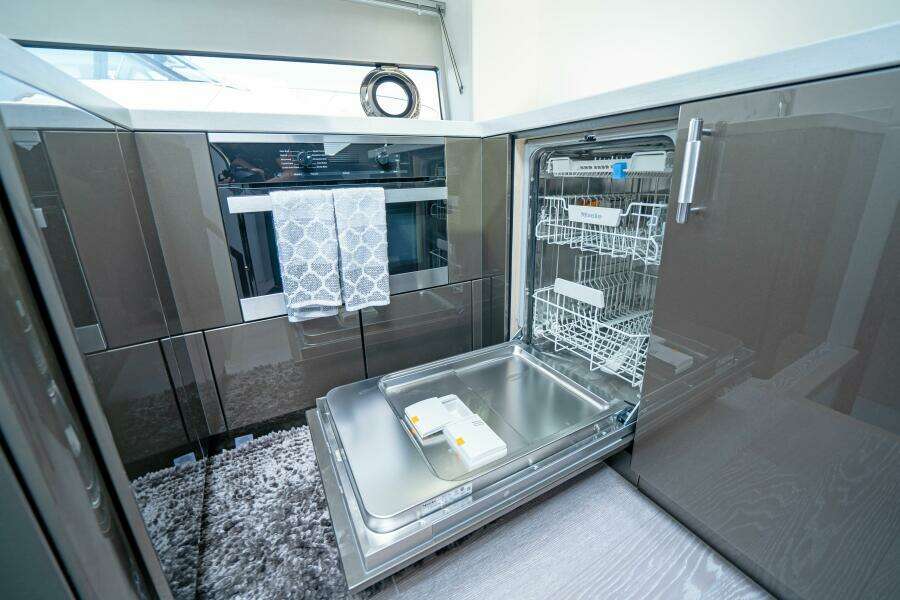 2022 Sunseeker 60 Predator EVO