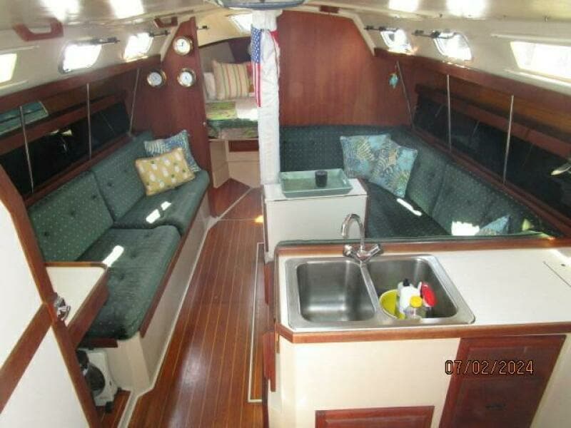 34' Catalina salon forward