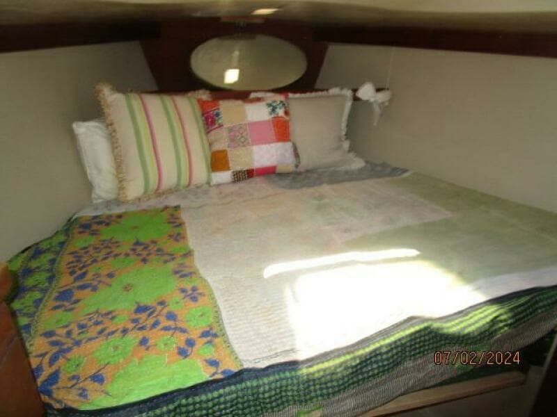34' Catalina forward stateroom