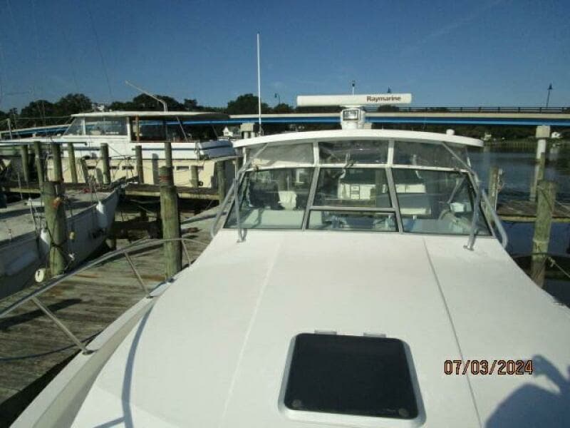 33' Wellcraft foredeck aft