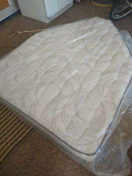 33' Wellcraft new mattress