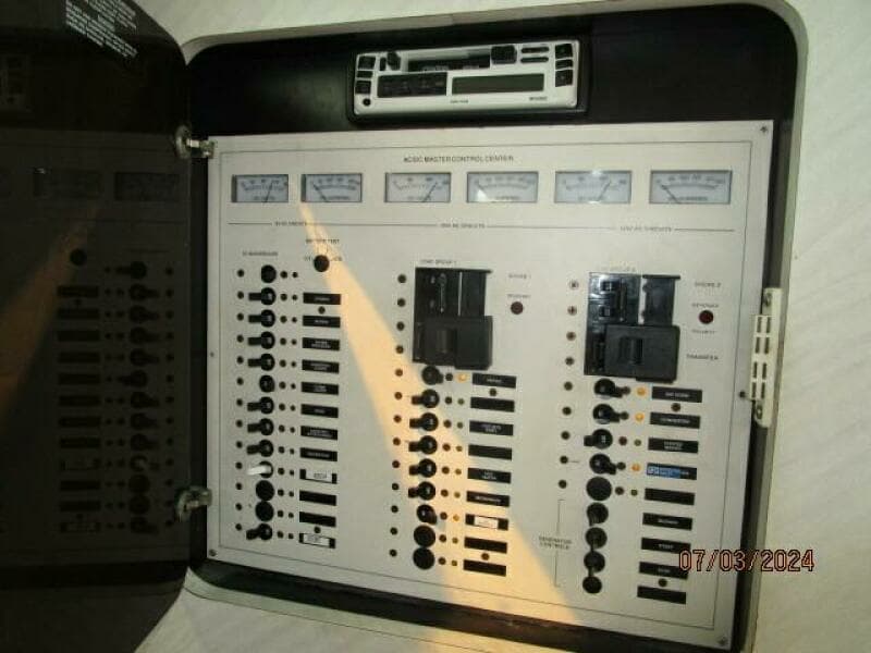 33' Wellcraft electrical panel1
