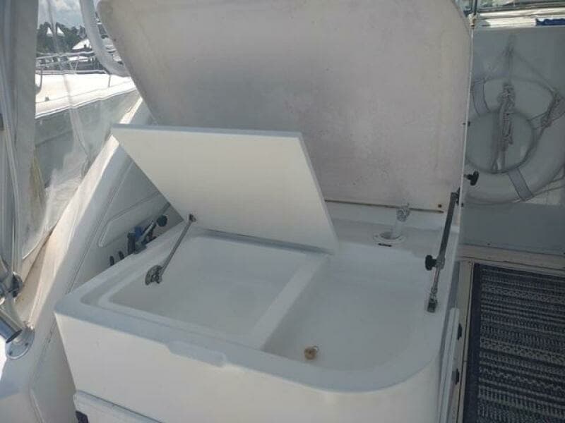 33' Wellcraft cockpit port forward