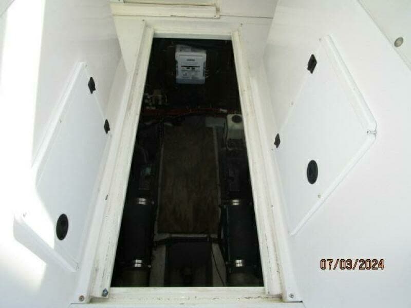 33' Wellcraft engine room access1