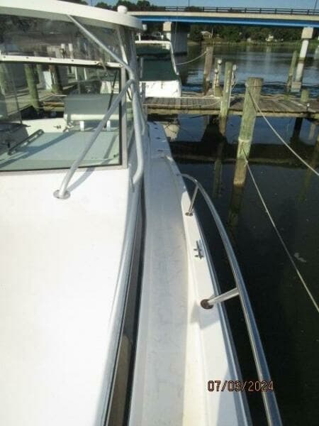 33' Wellcraft port side deck
