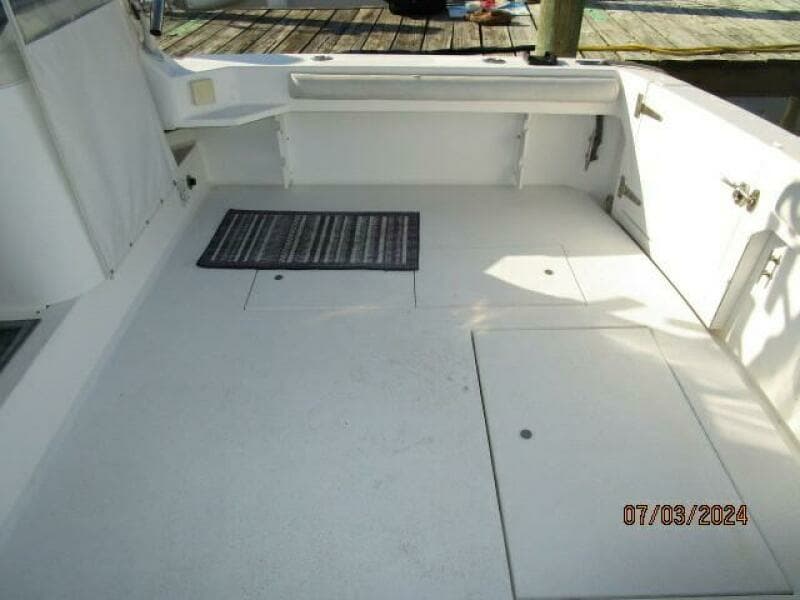 33' Wellcraft cockpit starboard