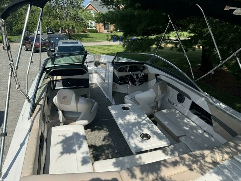 2019 Four Winns H230