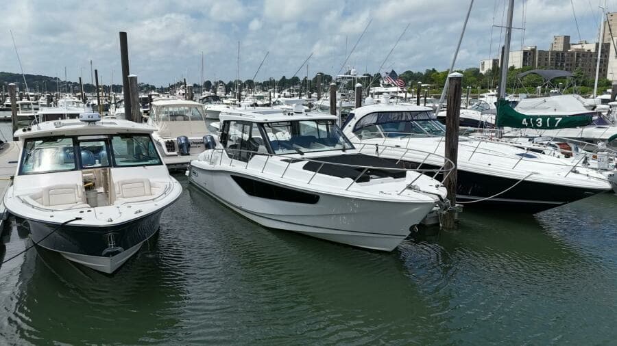2021 Boston Whaler 405 Conquest
