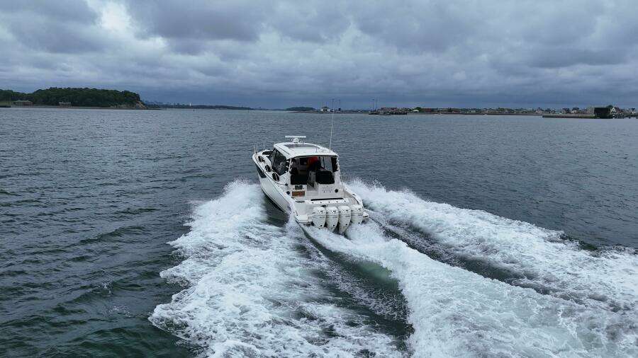 2021 Boston Whaler 405 Conquest