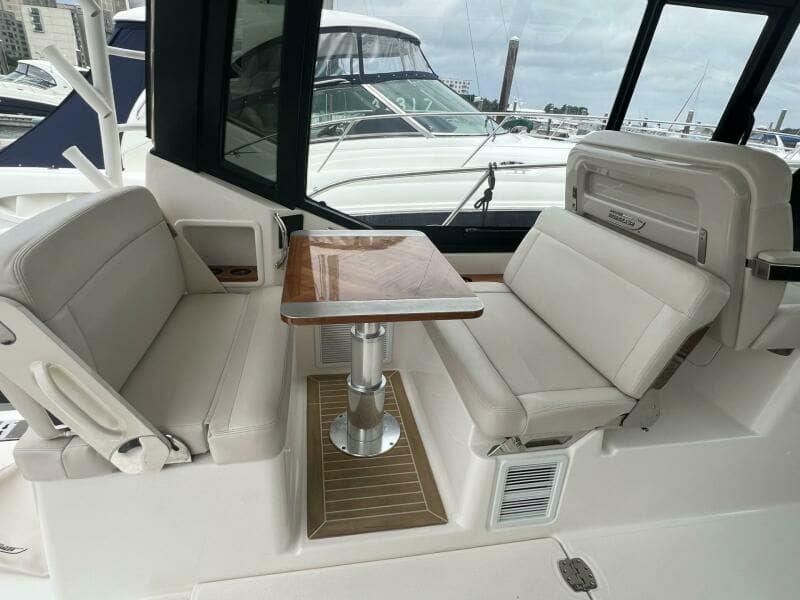 2021 Boston Whaler 405 Conquest