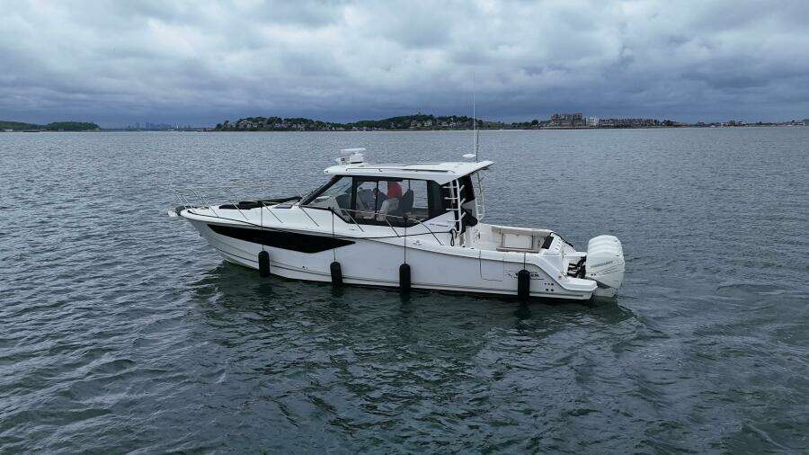 2021 Boston Whaler 405 Conquest