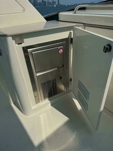 2023 Absolute 52 Navetta