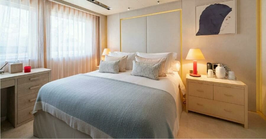 Loon 221' Skylounge Deck VIP guest stateroom