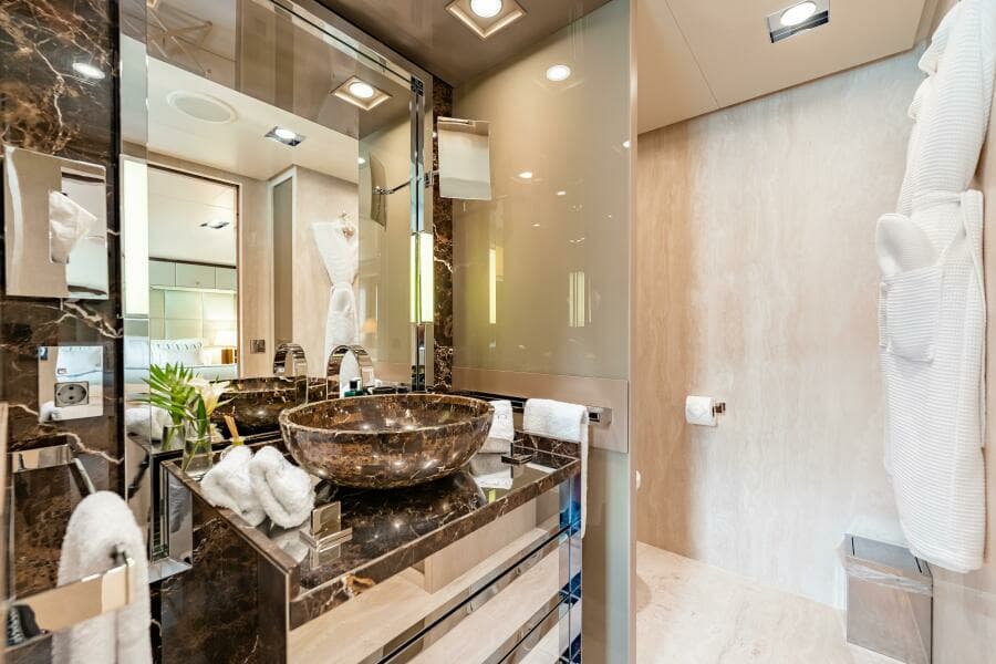 Loon 221' Lower Deck Starboard Aft Guest Ensuite