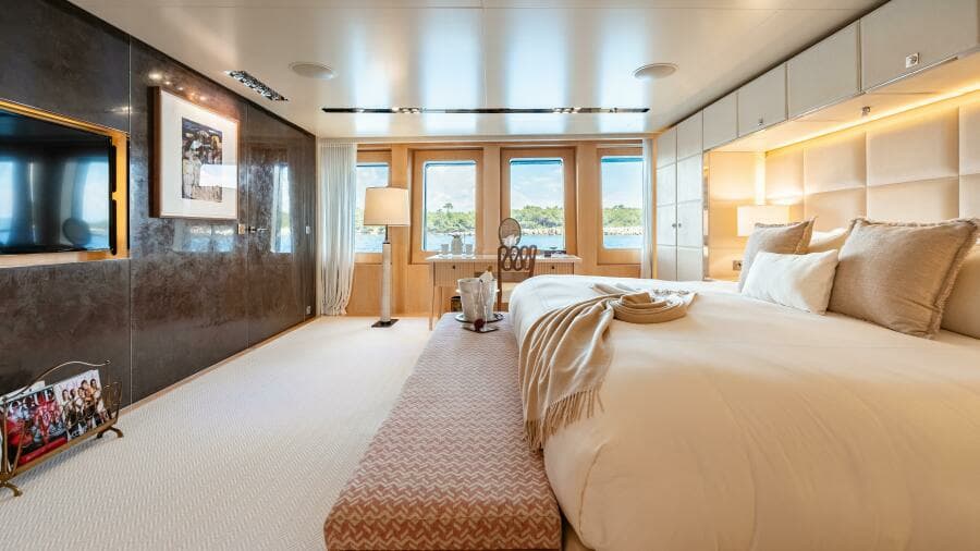 Loon 221' Main Deck Master Stateroom