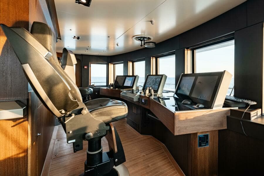 Loon 221' Bridge Deck Pilothouse