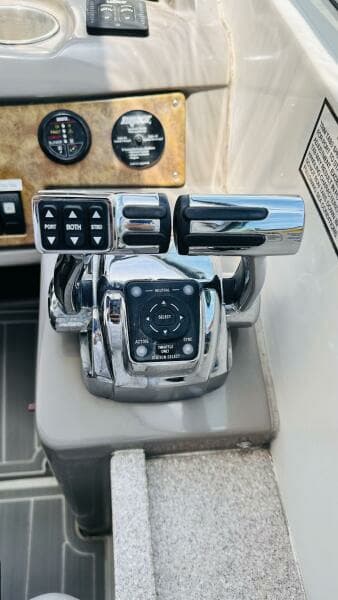 2007 Rinker 350 Express Cruiser