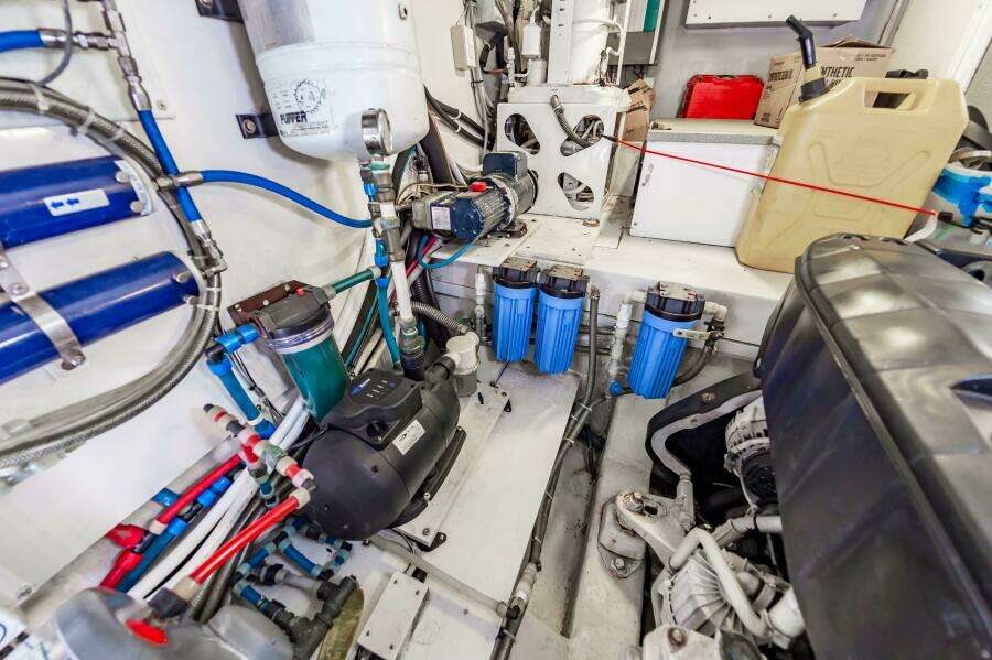 2013 Marquis 63 Sport Yacht