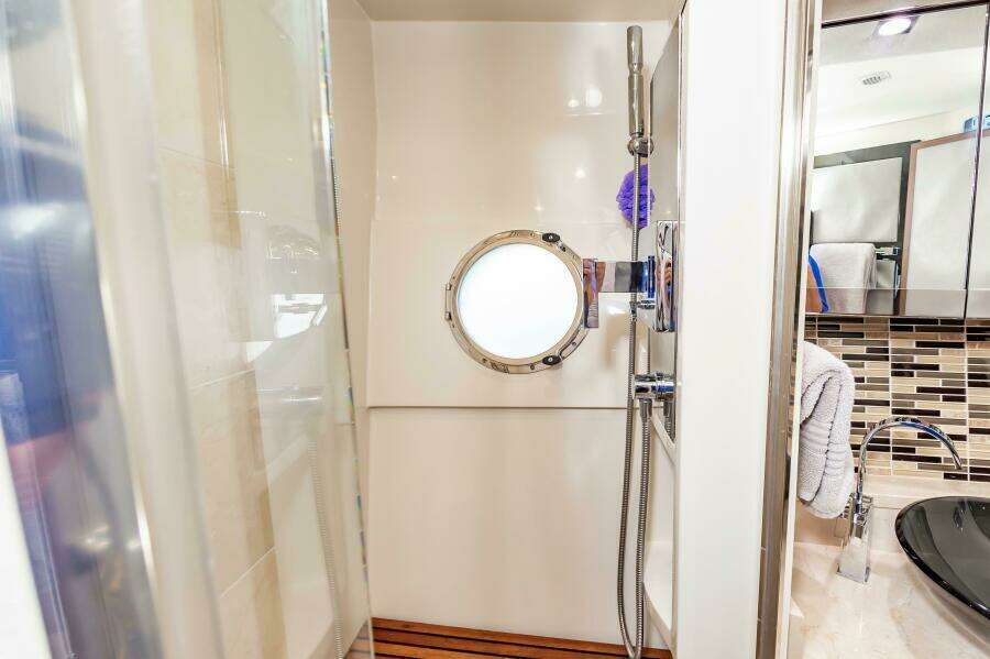 2013 Marquis 63 Sport Yacht