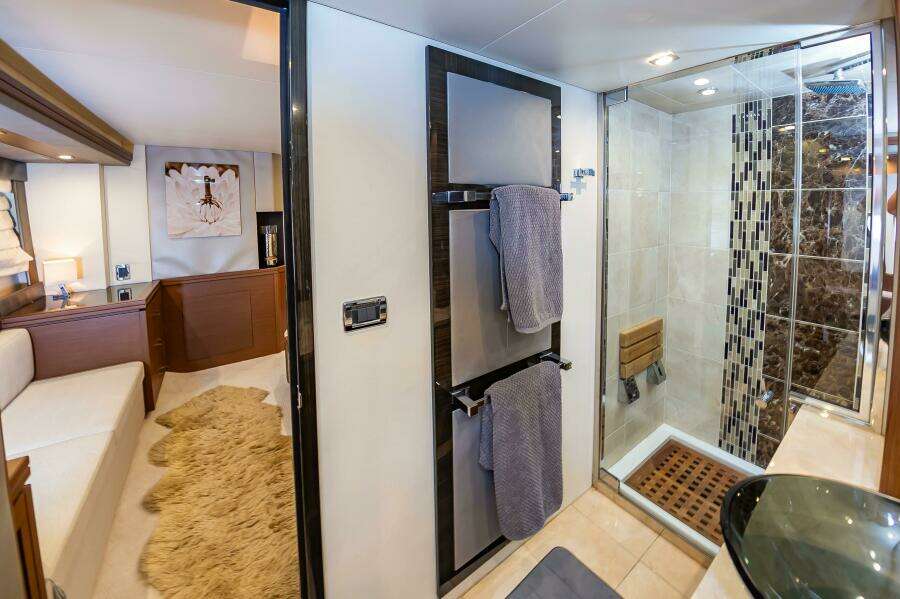 2013 Marquis 63 Sport Yacht