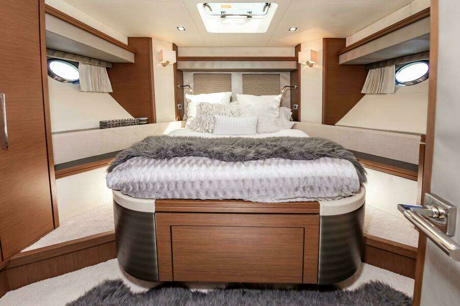 2013 Marquis 63 Sport Yacht