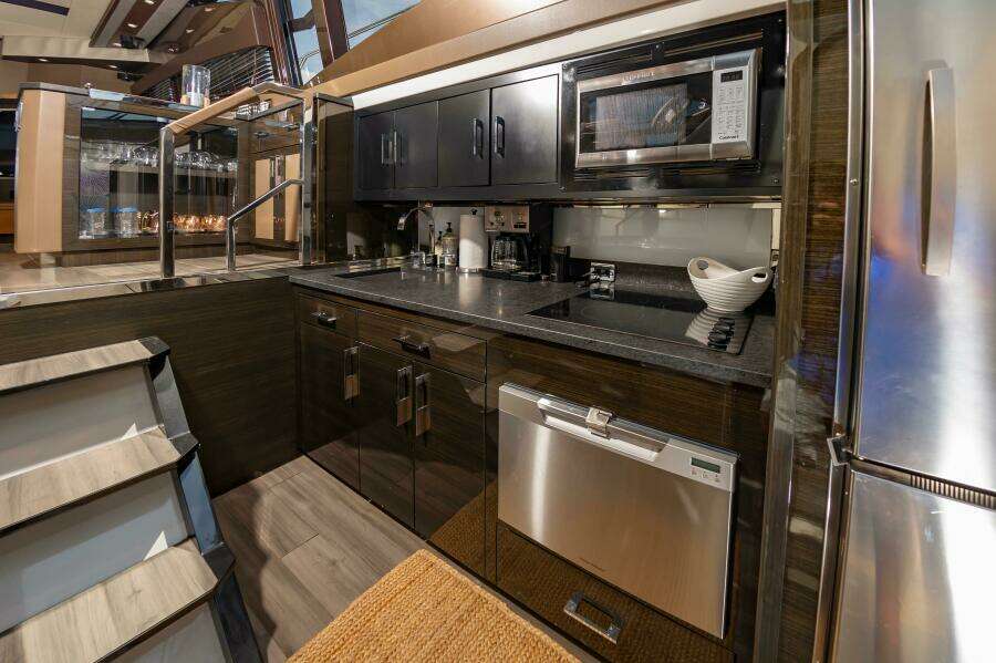 2013 Marquis 63 Sport Yacht
