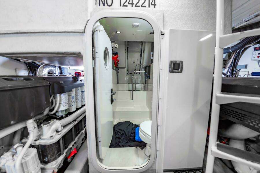 2013 Marquis 63 Sport Yacht