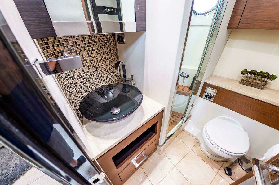 2013 Marquis 63 Sport Yacht