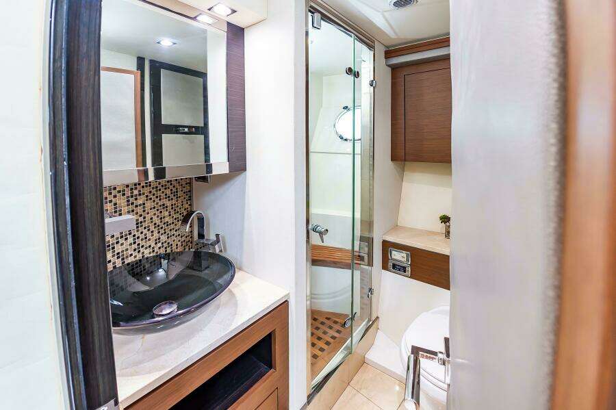 2013 Marquis 63 Sport Yacht