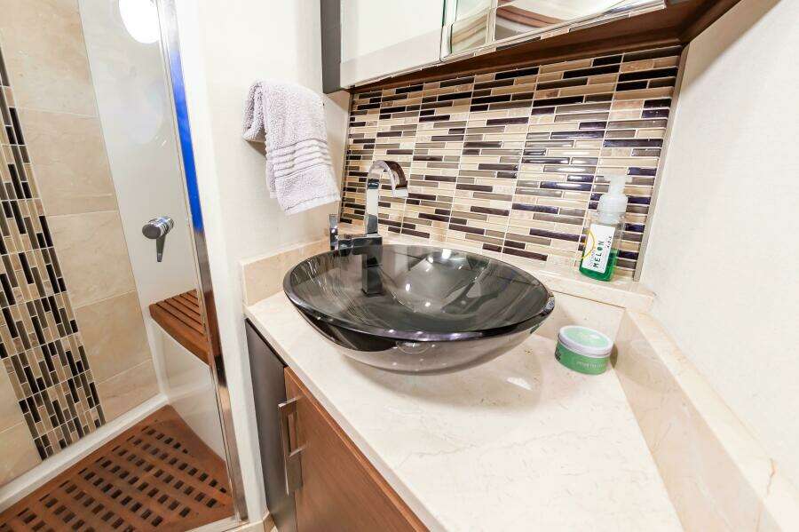 2013 Marquis 63 Sport Yacht