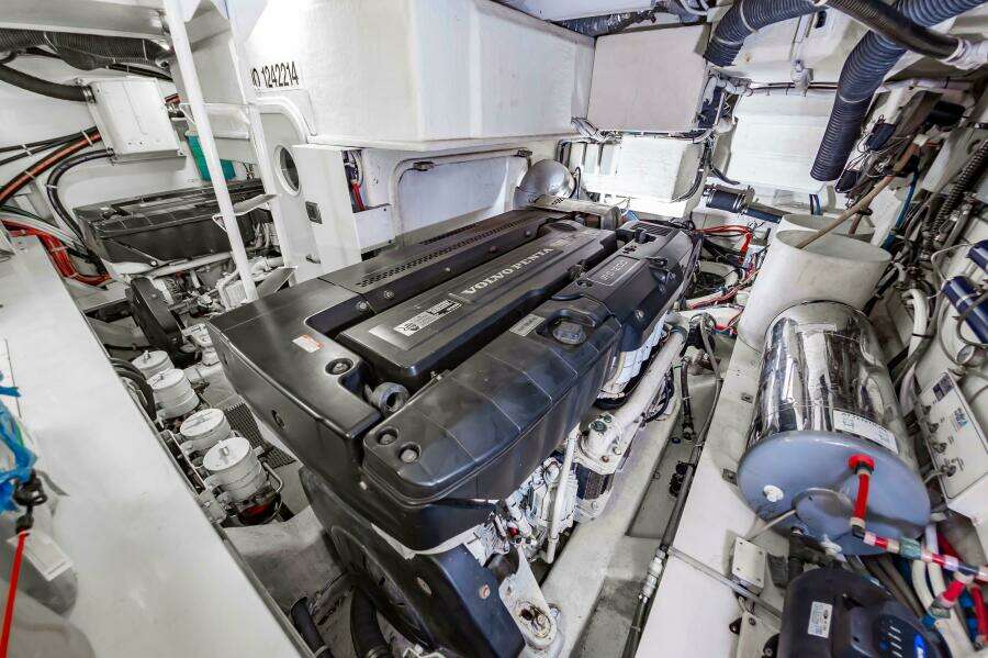 2013 Marquis 63 Sport Yacht