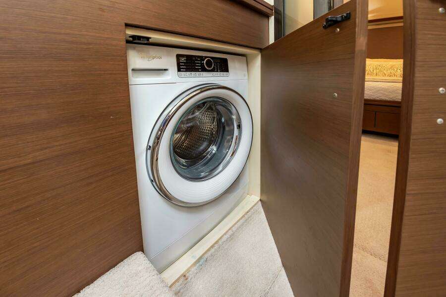 2013 Marquis 63 Sport Yacht