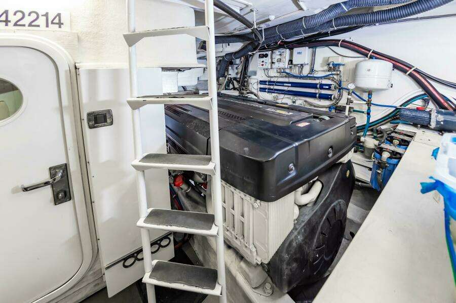 2013 Marquis 63 Sport Yacht