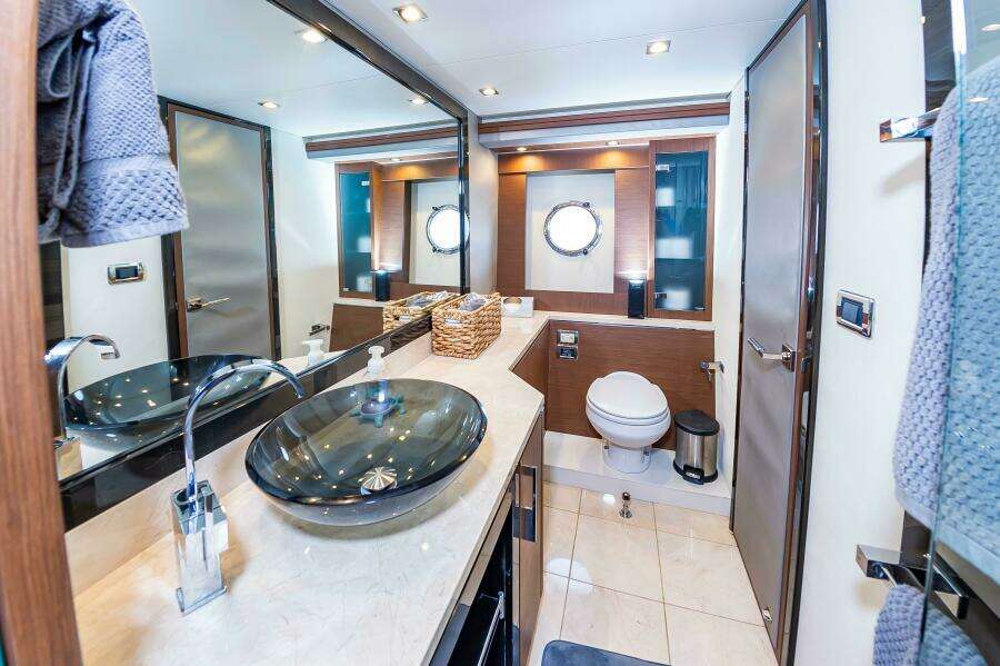 2013 Marquis 63 Sport Yacht