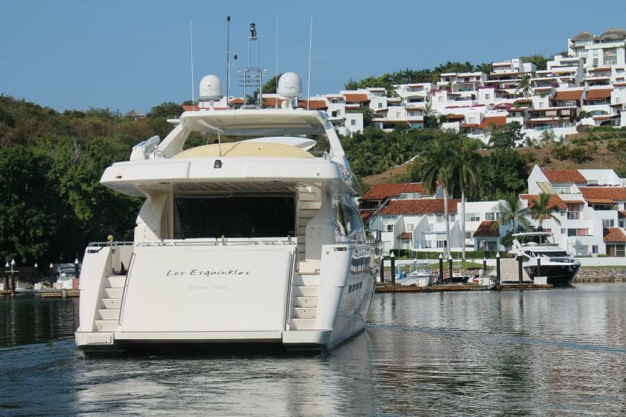2007 Ferretti Yachts 881