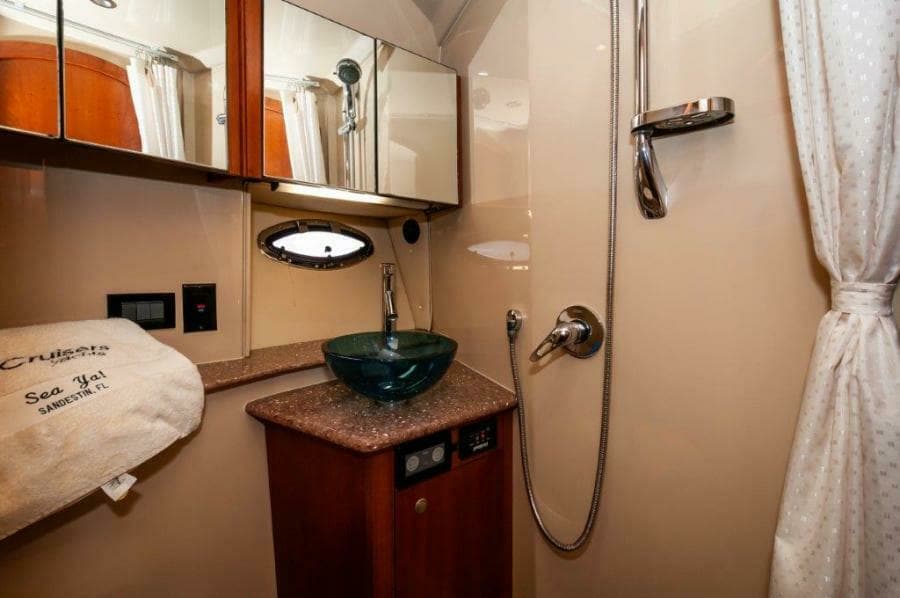  2006 47 Cruisers Guest Head