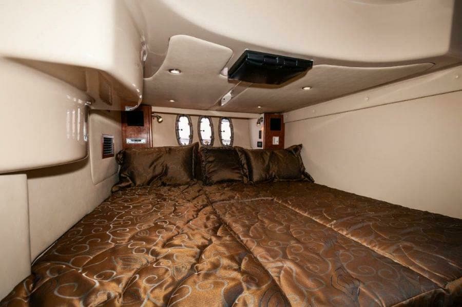  2006 47 Cruisers Guest Stateroom