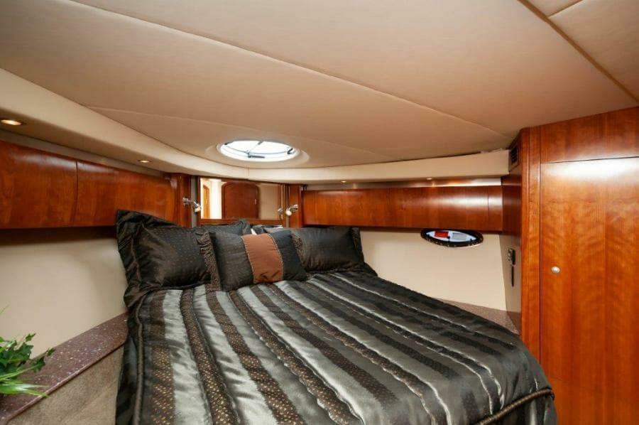  2006 47 Cruisers Master Stateroom