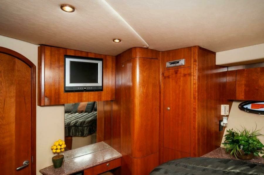  2006 47 Cruisers Master Stateroom