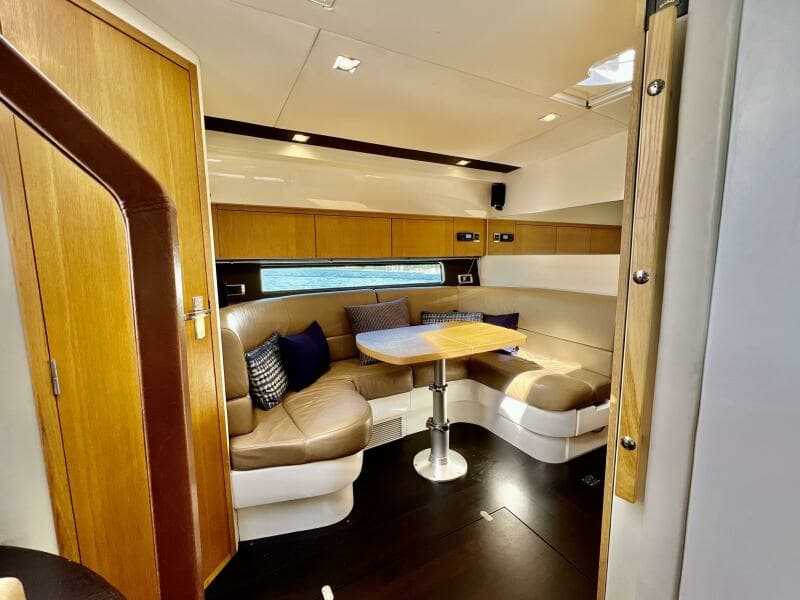 Fairline 38 - Naomi - Dinette