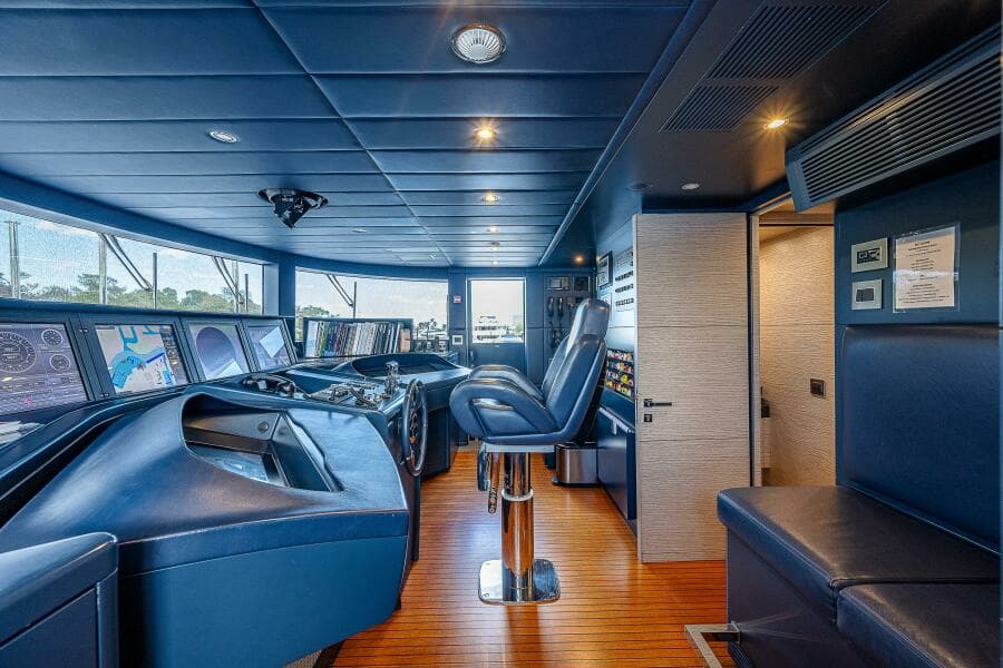 Benetti 132 - Cofina - Interior Helm