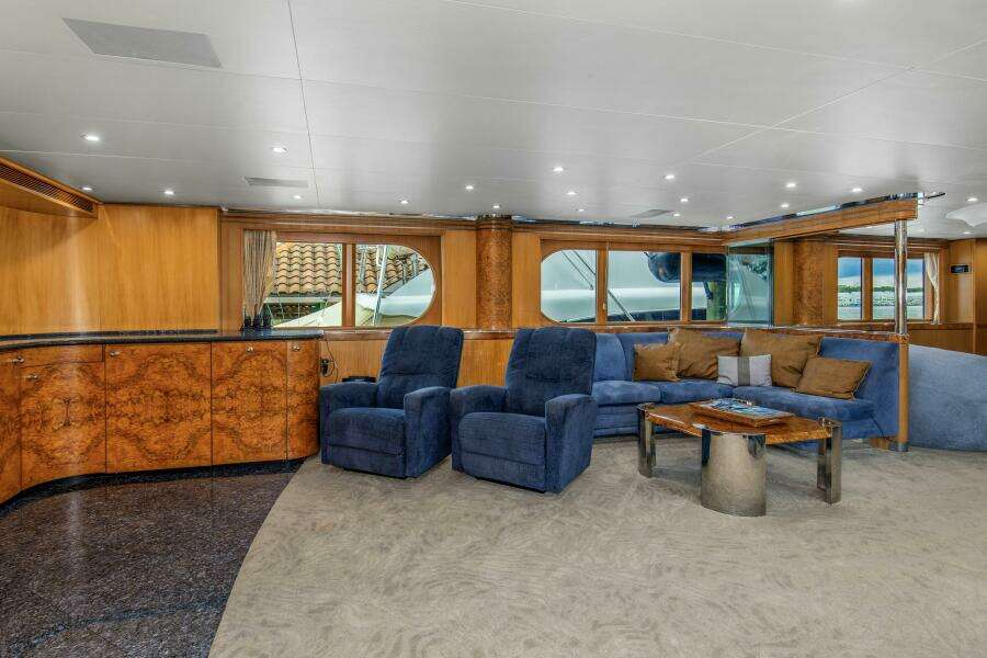 1989 116 Feadship Boss Living Room (6)