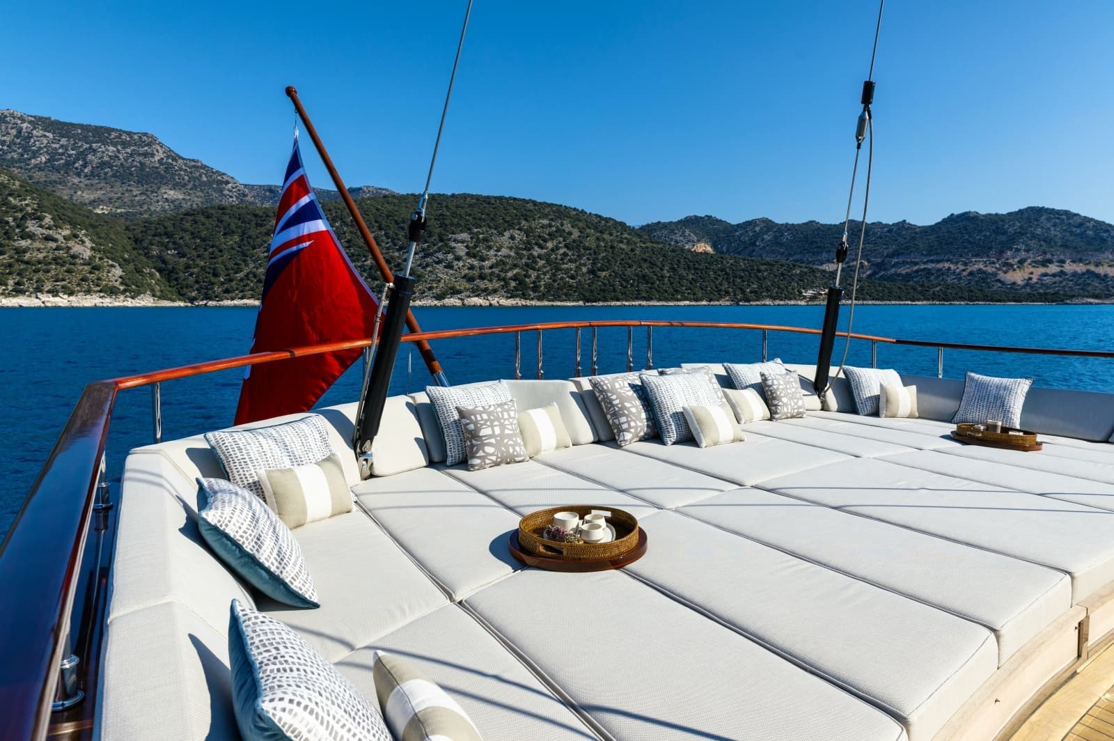 2026 Ares Yachts 