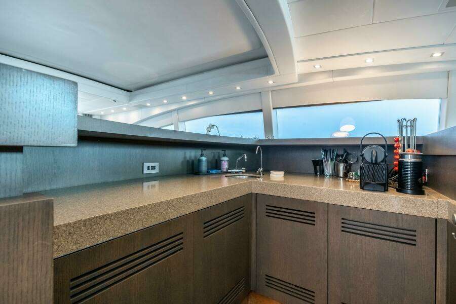 2005 Overmarine Mangusta 108