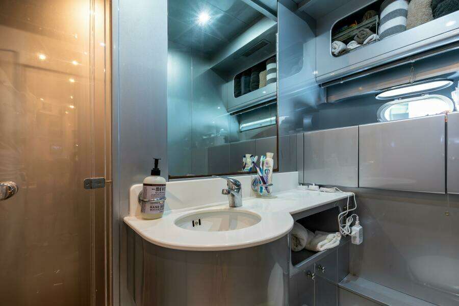 2005 Overmarine Mangusta 108