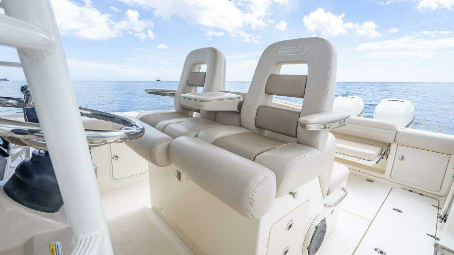 2017 Boston Whaler 330 Outrage