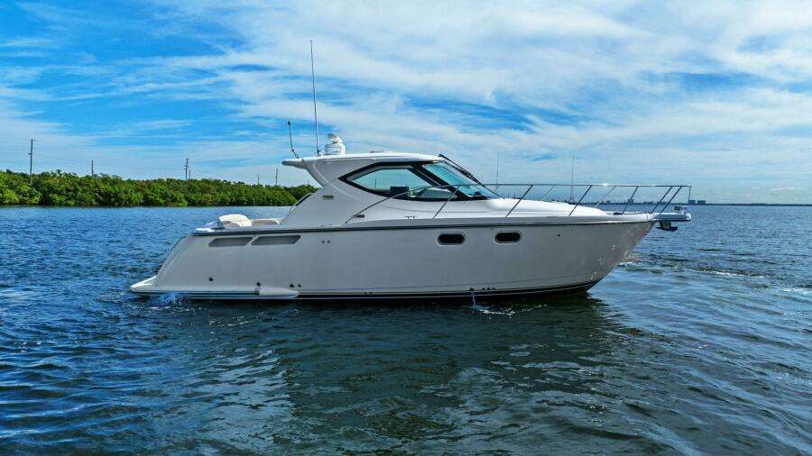 2008 Tiara Yachts 3500 Sovran "Fridge Benefit"