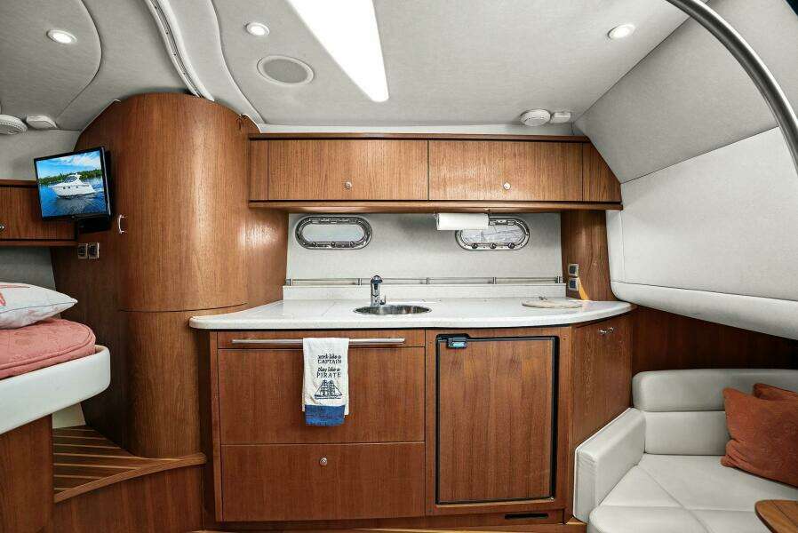 2008 Tiara Yachts 3500 Sovran "Fridge Benefit"