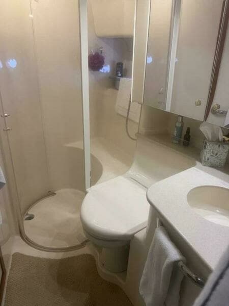 Head W Vanity & Shower